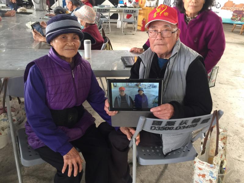 爺爺奶奶的合照，學會照相後愛不釋手❤️