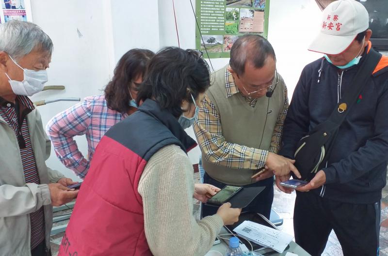 聯忠老師替學員解決手機問題