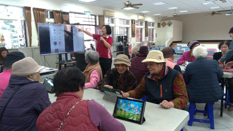 圖為老師利用大電視介紹APP的使用方式