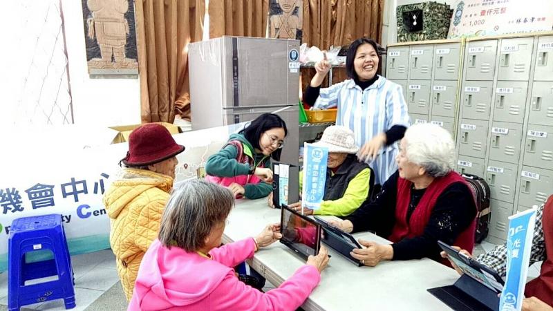 老師樂於當模特給長輩拍照