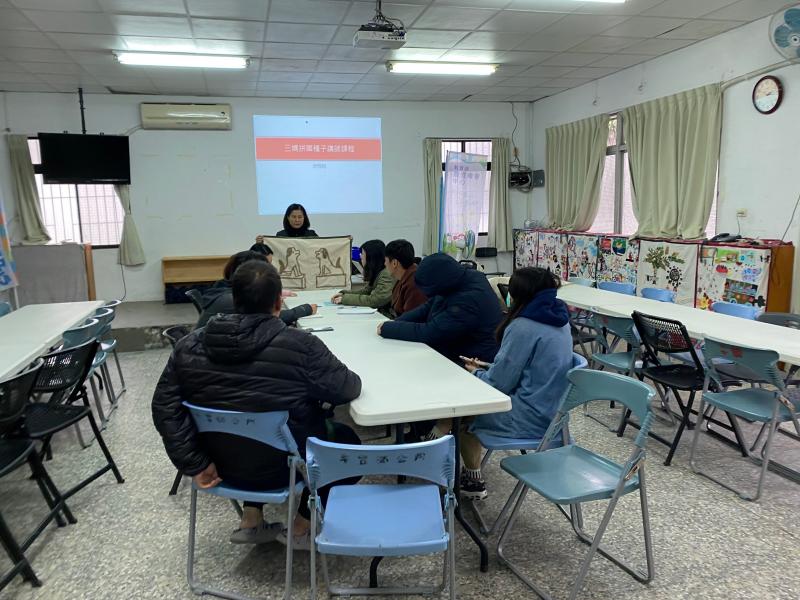 講師帶領先介紹三媽卡拼圖由來