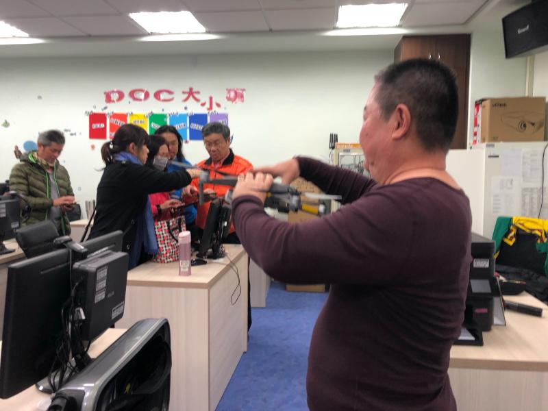 講師在室內解說如何操作空拍機的正確觀念