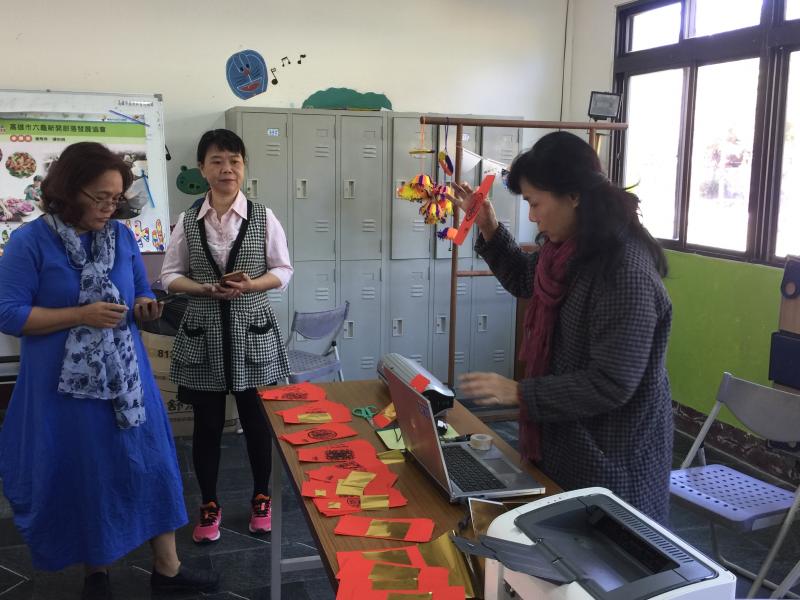 講師介紹紅包袋製作技巧