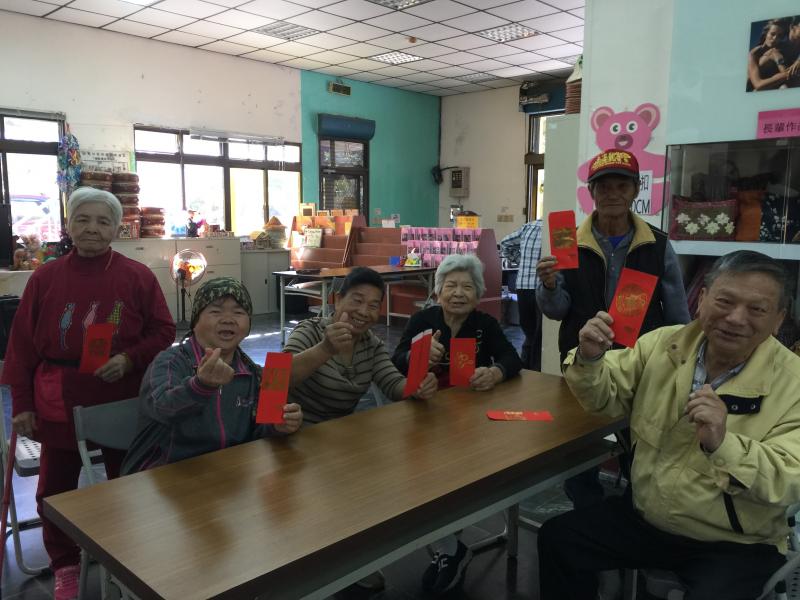 長輩親手完成自做自送的紅包袋囉