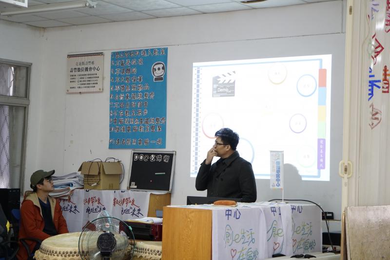 老師與學員討論拍攝內容