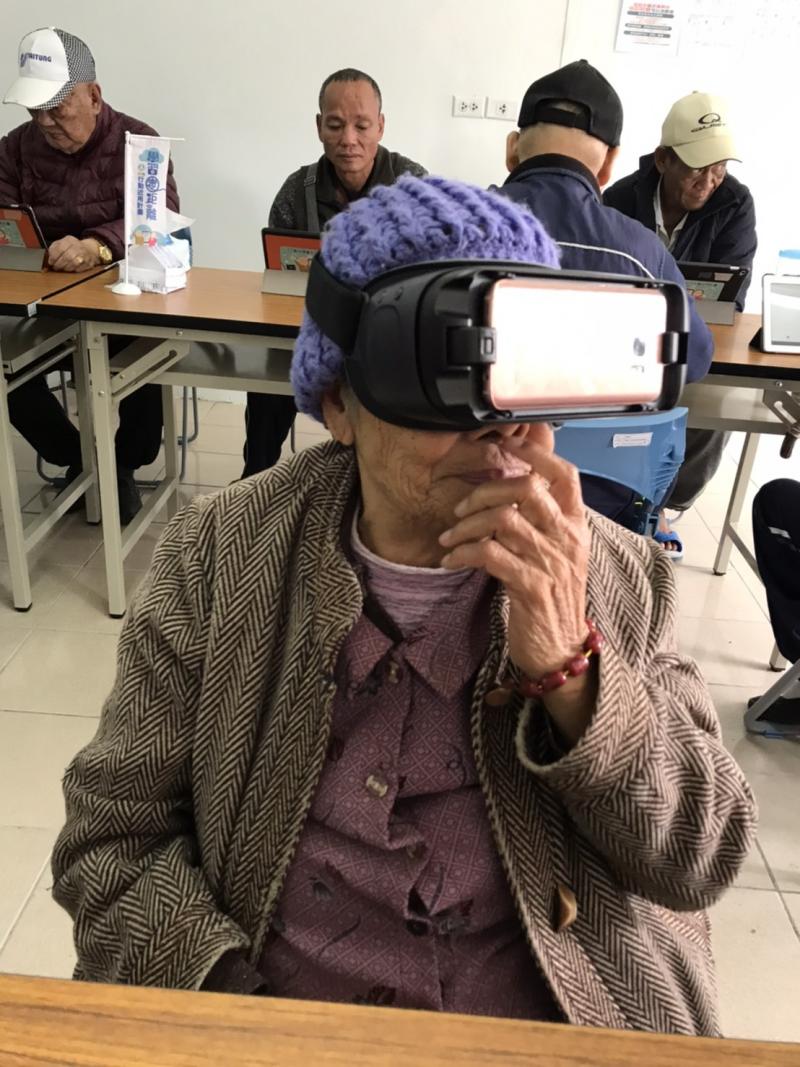 學員體驗VR機海底世界