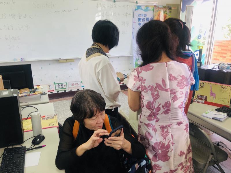 學員互相討論要如何拍照