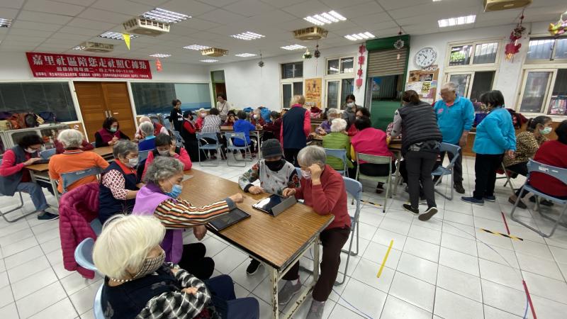 學員互相討論如何操作