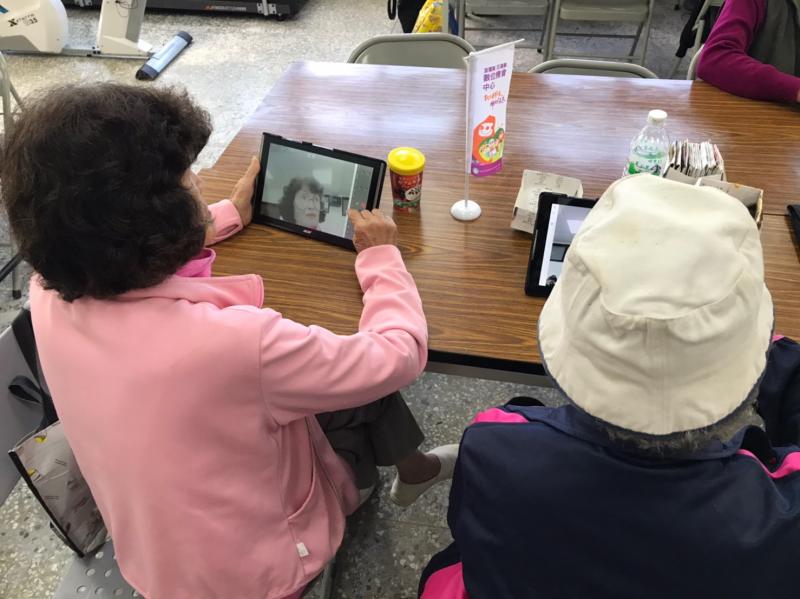 學員們練習拍照修圖