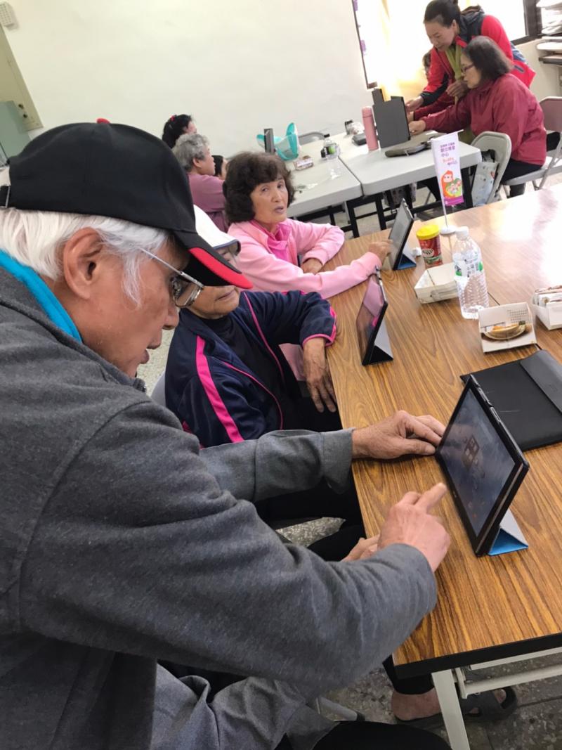 學員們相互指導操作