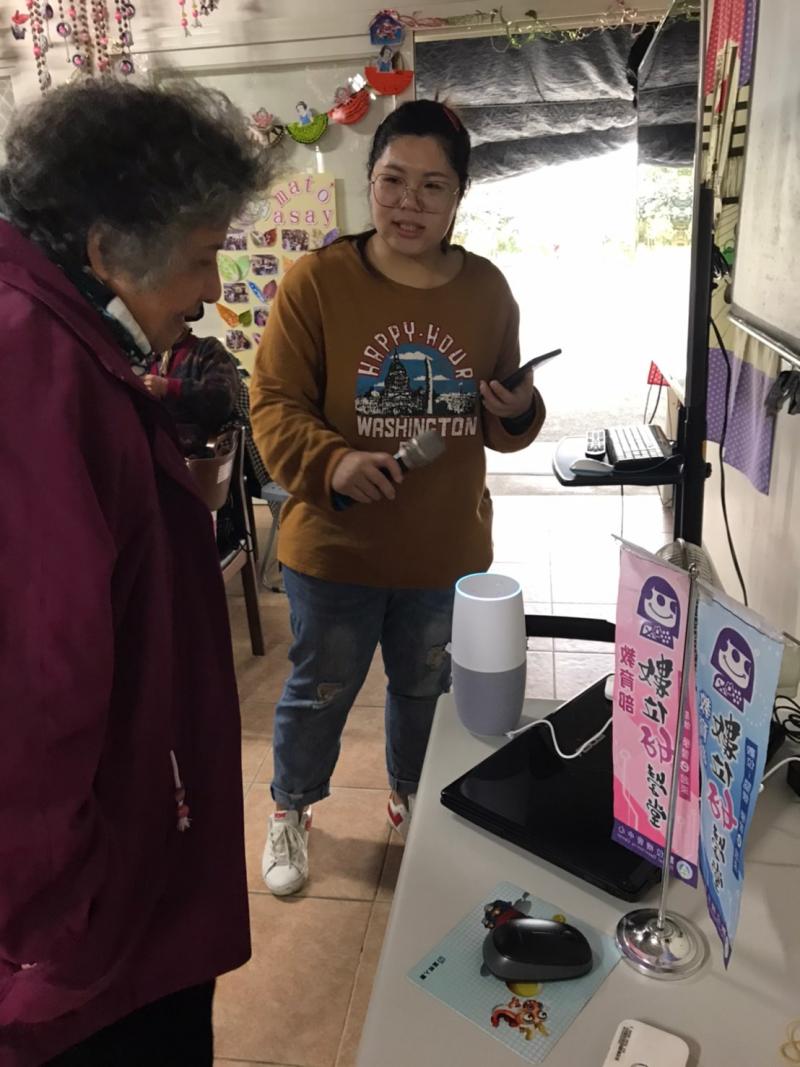 指導老師教學員使用智慧音箱  學員跟小布說話