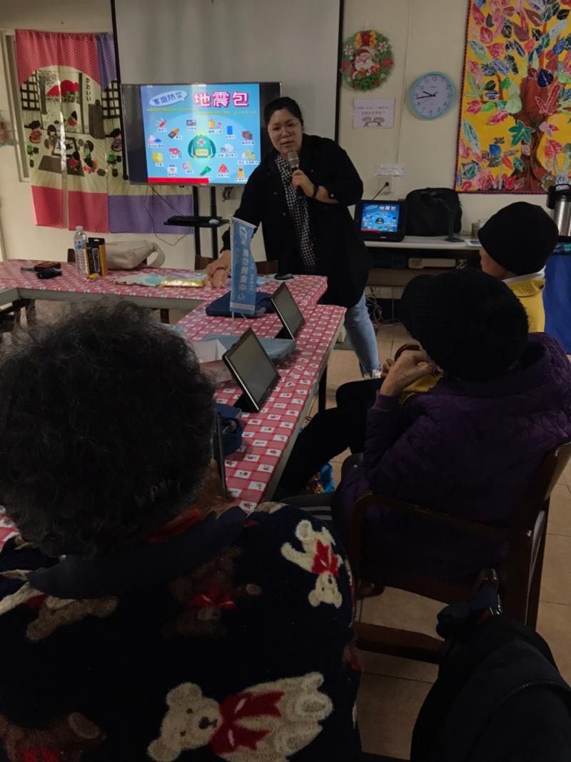 指導老師教學員防震APP  以及要介紹準備防震包的必需用品  學員都很認真聽喔!