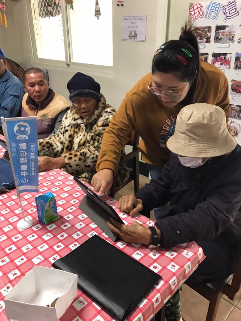 老師指引學員如何找尋應用程式  旁邊的學員也很認真的一同學習