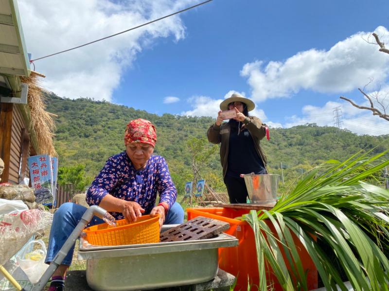 拍攝在地居民工作情形