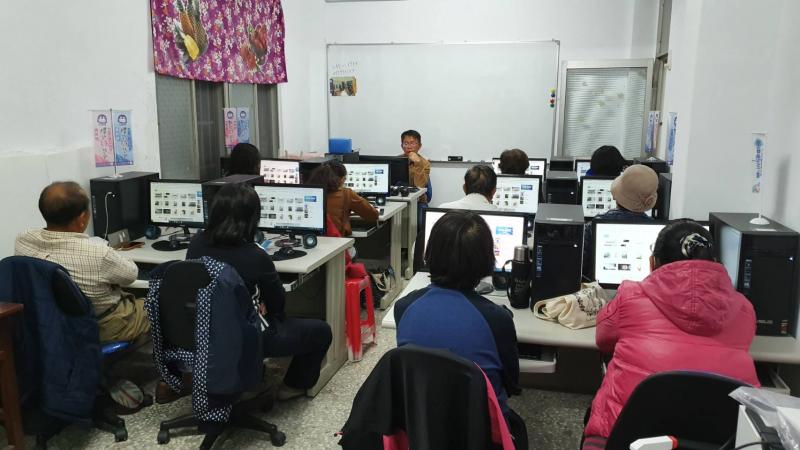 講師講解 蒐集新埤特色料理及景點素材 作為編輯影片使用