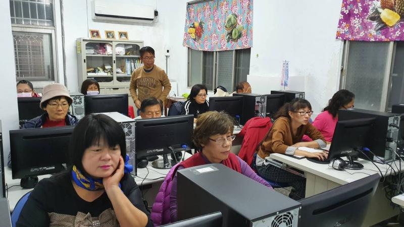 講師協助學員 影音編輯進階功能。