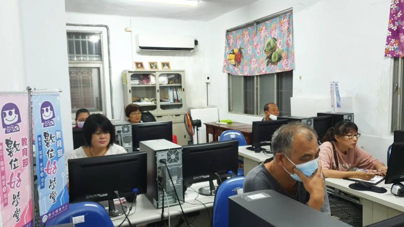 學員使用剪輯軟體練習多機剪輯設計師等各種應用學習