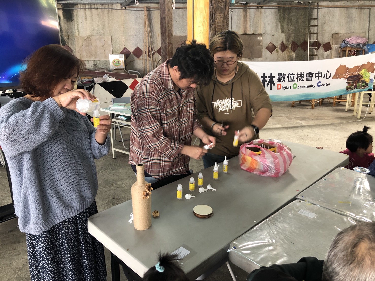 將成品用熱溶膠固定