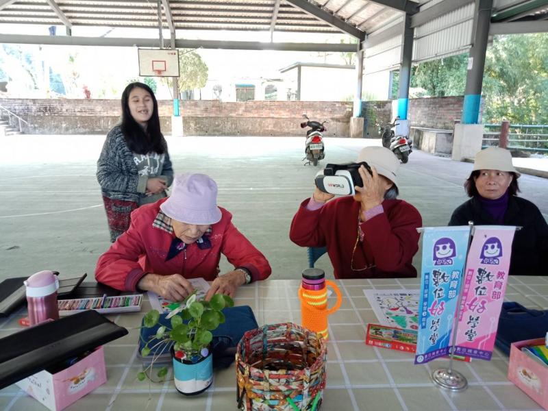 長者學員體驗VR,分享看到的東西逗得大家哈哈笑!