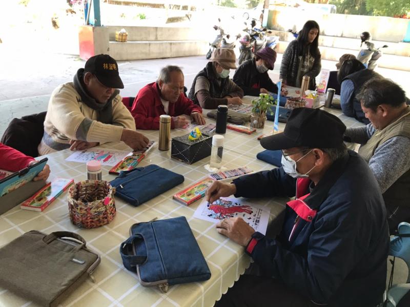 長者學員認真的繪圖AR紙圖