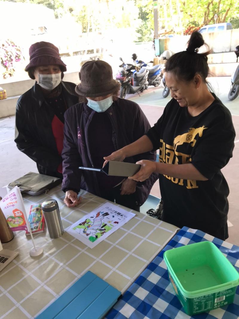 學員互相教導體驗AR增廣實境,看到自己繪畫的圖案大家都很開心