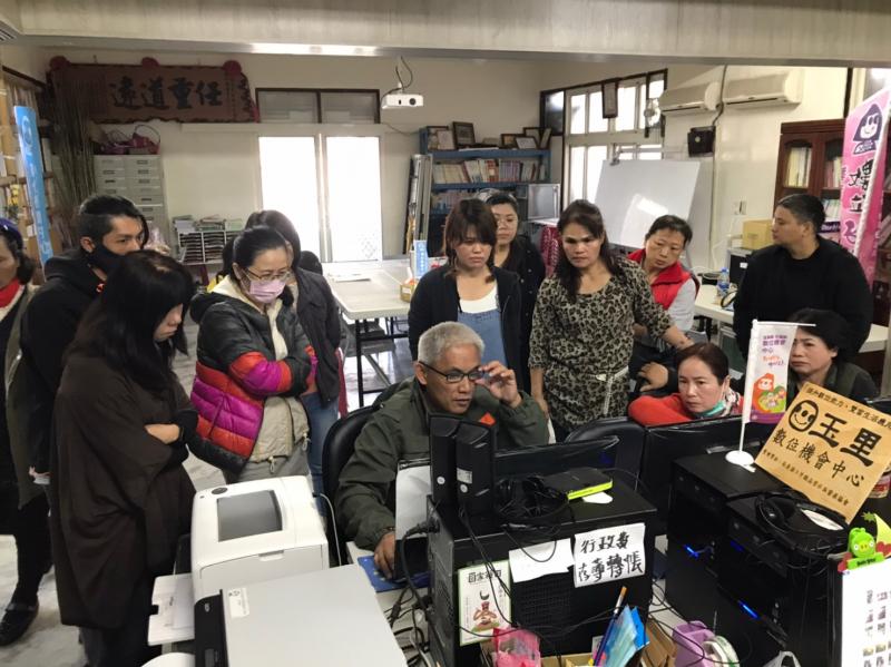 老師實際操作給同學看怎麼使用威力導演!學員們各個都很認真呢~