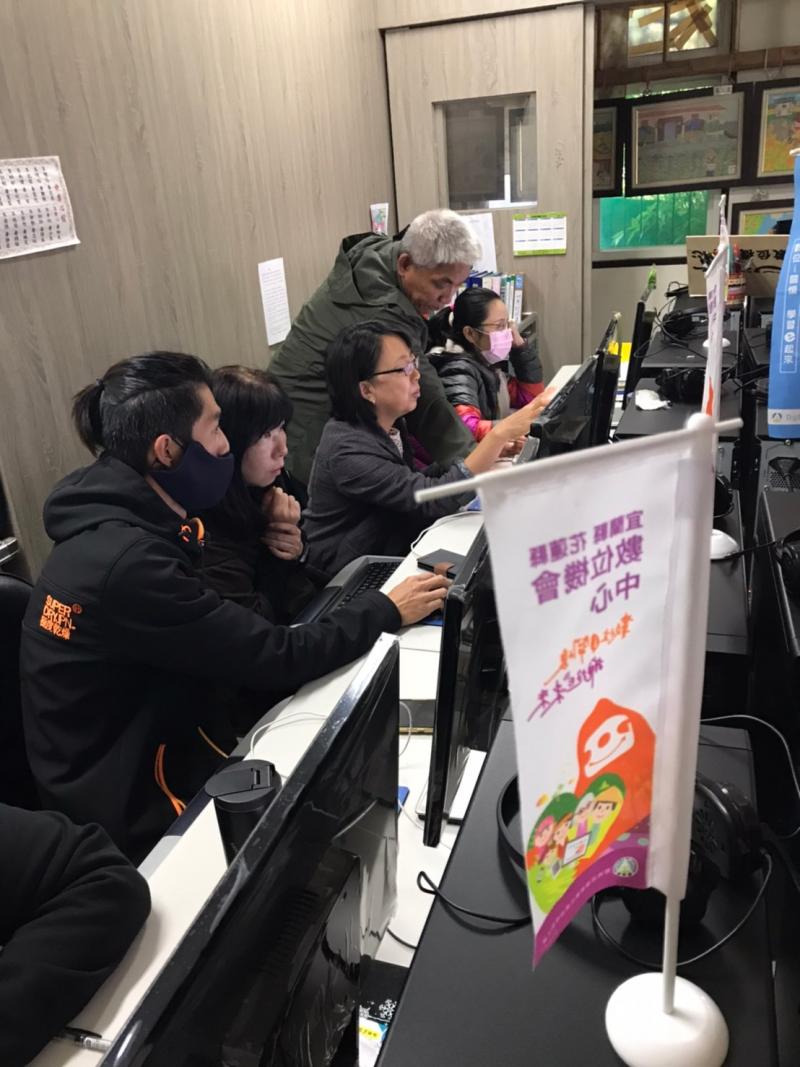 老師親自指導學員操作方法,學員們也相互的教導學習~