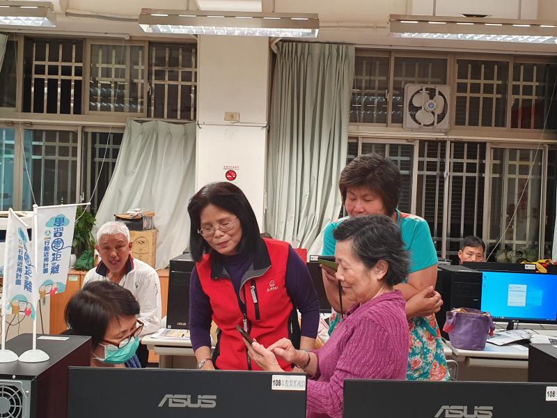 健康存摺課程學員詢問老師手機操作上方式.