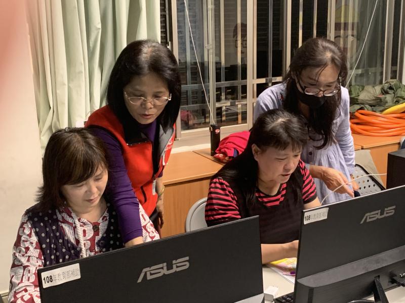 老師與駐點冠蓁針對學員提問協助解答