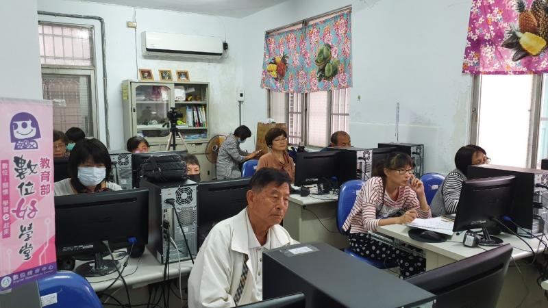 學員們專注認真學習，只為了創造專屬自己的LOGO。