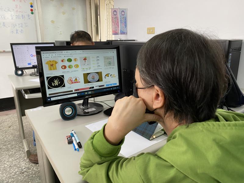 學員透過關鍵字圖文搜尋，再藉由參考、模仿，快速理解講師所說的概念。