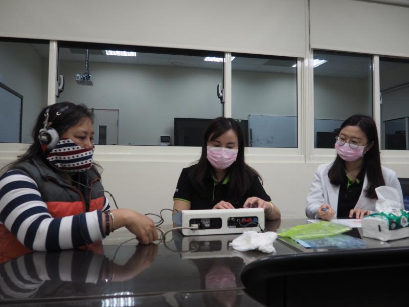 聽力師替學員檢測聽力