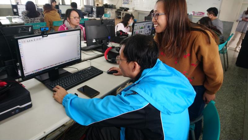 老師們互相學習操作