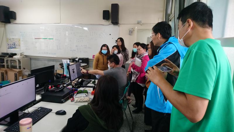 講師講解雷雕機操作步驟