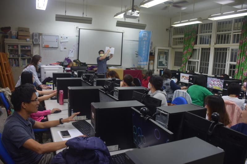 老師說明造型燈的操作步驟。