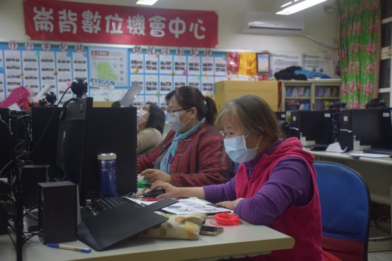 學員利用電腦編排自己設計的造型。