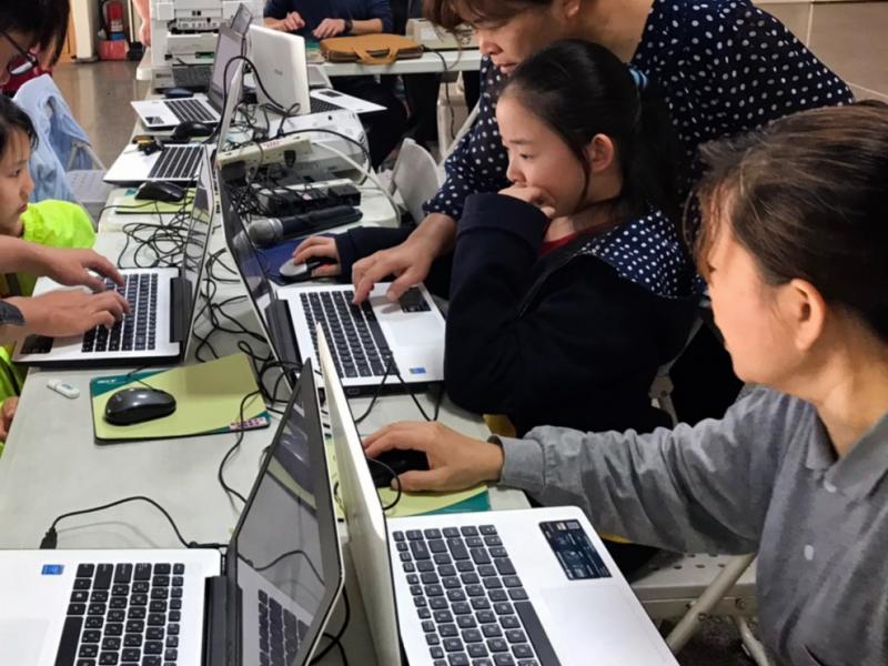 慶安社區民眾帶著孩子一起來上課