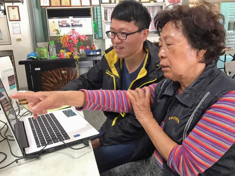 阿姨請教電腦如何操作