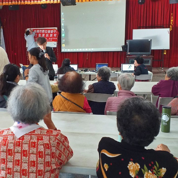 講師講課，講解如何印紅包