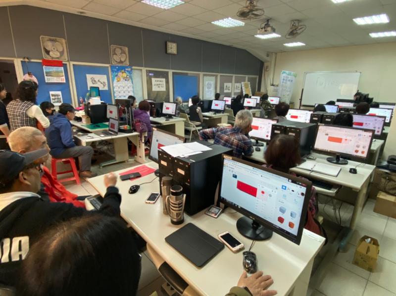 在不斷重複練習中，自己設計立體概念的圖形，熟系各項功能。