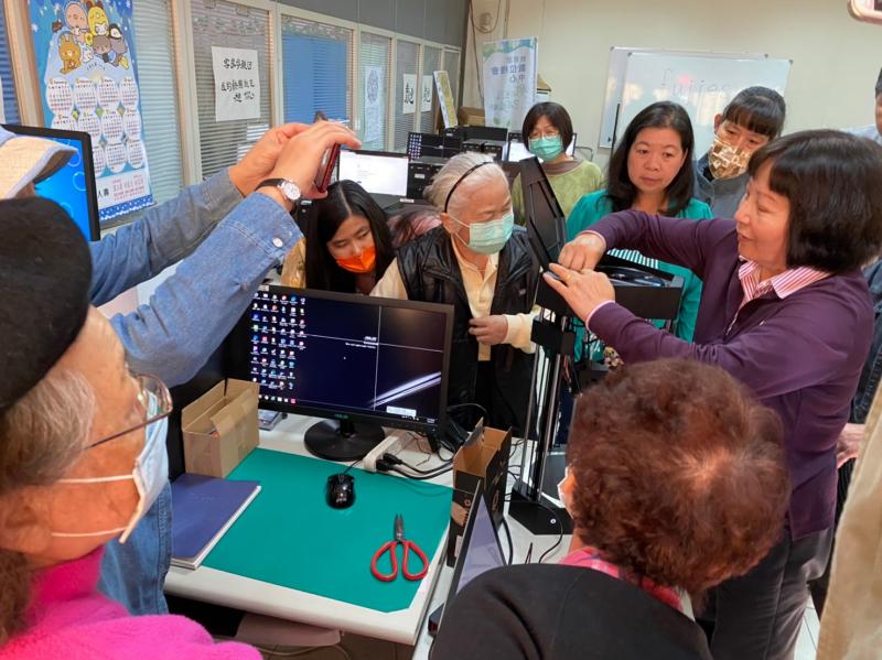 設計自己專屬鑰匙圈。練習操作機器，培訓小老師，因為列印成果需花費很久時間。