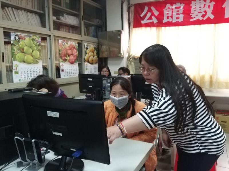 學員請教鑰匙圈的製作