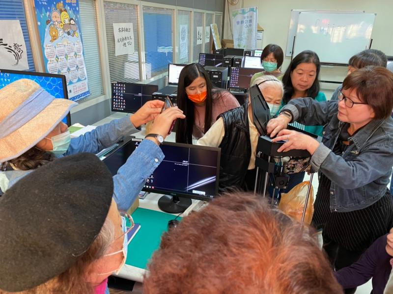 學員練習裝3D列印機的線材