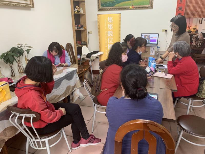 老師講解衛福部相關網站資訊