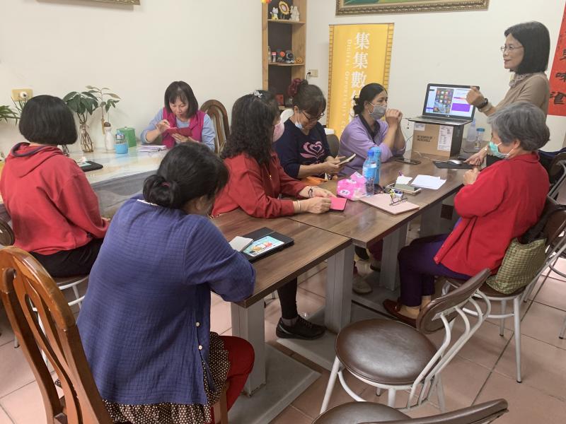 老師與學員討論課程相關內容