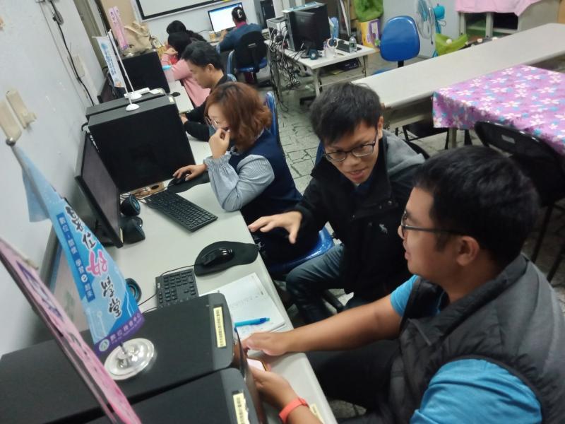 講師與學員討論職人故事的架構與內容如何撰寫