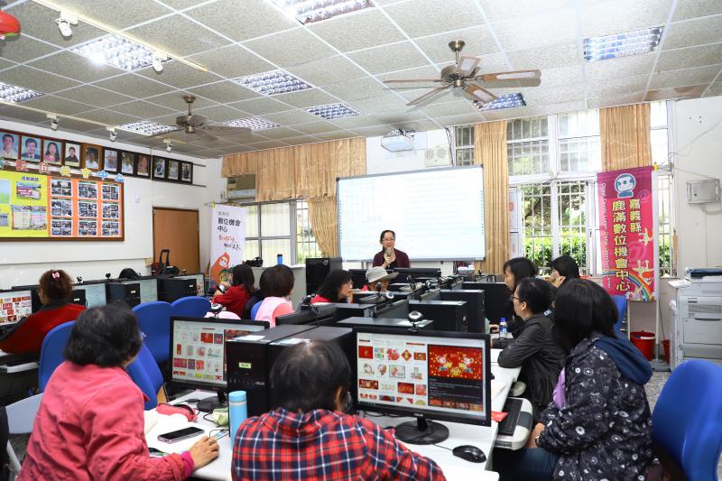 婦女朋友踴躍參加此課程 教室坐滿滿