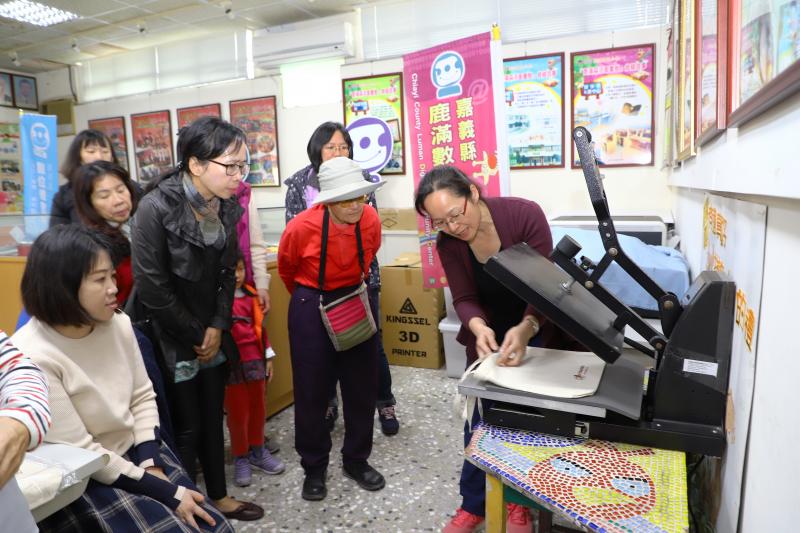 講師示範操作熱昇華轉印機