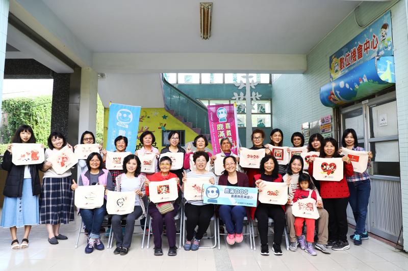 新年好藝相-老師與學員拿著作品合照