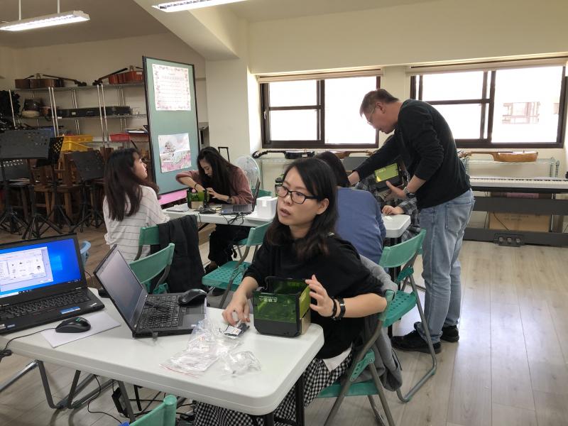 仔細觀察雷雕機